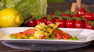 Gegrillte Kartoffel-Krautwickel mit Tomatensalat | Bild: Wir in Bayern