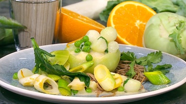 Kohlrabi-Curry mit Orangenlauch und Soba Nudeln | Bild: BR