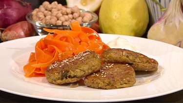 Pilz-Kichererbsen-Kerntaler mit Karotten-Sesam-Salat | Bild: BR