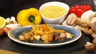 Pilzschaschlik mit Gewürzreisnudeln und Paprikamayonnaise auf einem Teller serviert | Bild: BR