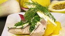 Pochierter Kräuterkarpfen mit Gelber Bete | Bild: BR