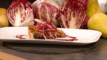 Radicchio-Tarte mit Gorgonzola und gebratenen Birnen | Bild: BR