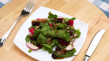 Radieschenblatt-Salat mit karamellisierten Kürbiskernen | Bild: BR