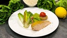 Grüner Risotto mit Maispoulardenbrust und gebratenem Romana-Salat | Bild: BR