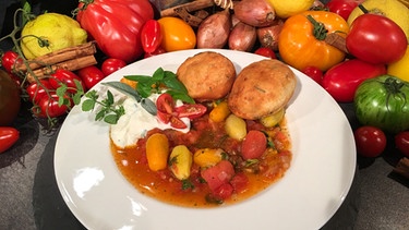 Salbei-Krapfen mit buntem Tomatenragout und Zitronendip | Bild: BR