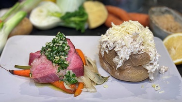 Sauerkraut-Ofenkartoffeln mit Kassler und Petersilie | Bild: Wir in Bayern