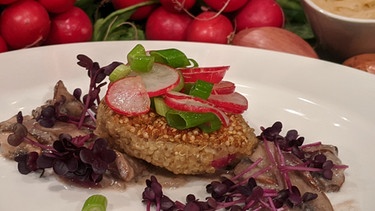 Sauerkraut-Taler mit Salzradieschen und Cremepilzen | Bild: BR