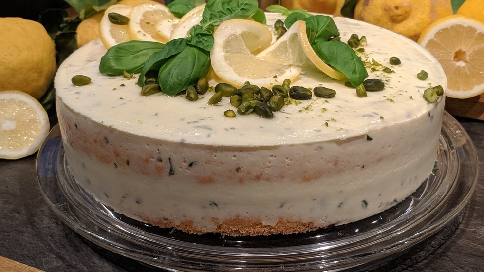 Zitronen-Buttermilch-Torte mit Basilikum | Bild: BR