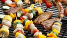 Viele Gemüsespieße, Fleischstücke und Fleischspieße auf einem Grillrost | Bild: pixabay