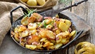 Eine gusseiserne Pfanne mit Bratkartoffeln und Speck | Bild: mauritius images / Pitopia / Karl Allgäuer