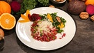 Rote-Bete-Spätzle mit Grünkohl-Orangen-Salat | Bild: BR
