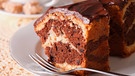 Zwei Stück Marmorkuchen mit einer Schokoladenglasur auf einem Teller | Bild: mauritius images / Sergii Koval / Alamy