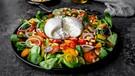 Ein Tomaten-Feldsalat mit einem Stück Burrata | Bild: mauritius images / Westend61 / Sandra Roesch