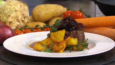 Rinderfilet-Steaks mit Balsamico-Zwiebeln und Rosmarinkartoffeln | Bild: BR