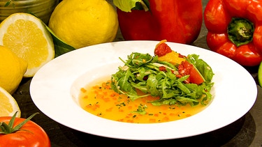 Gazpacho-Sülze mit getrockneten Tomaten und Rucola-Salat | Bild: BR