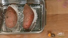 Zwei Süßkartoffeln auf einem Salzbett in einer Auflaufform von oben fotografiert | Bild: Wir in Bayern
