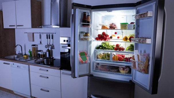Offener Kühlschrank voller gesunder Gegenstände in der modernen Küche | Bild: dpa/Andriy Popov