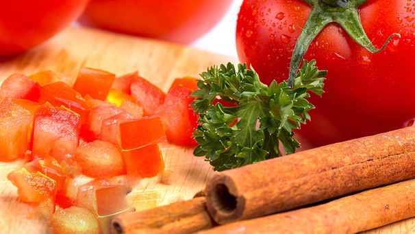 Verfeinern der Tomatensoße mit Zimt | Bild: Colourbox