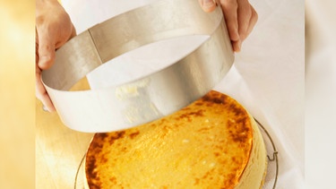 Tortenring von einem Käsekuchen lösen | Bild: 	mauritius images / foodcollection