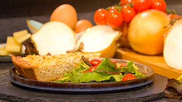 Zwiebelkuchen mit Blattsalat und Himbeer-Balsamico-Dressing | Bild: BR