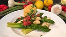 Ricotta-Törtchen mit Spargel und Tomaten-Basilikum-Salsa | Bild: BR