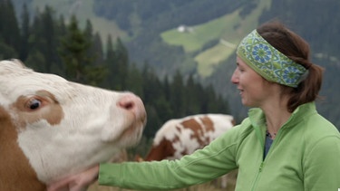 Kuh mit Frau | Bild: BR