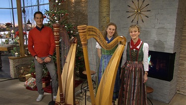 Sendung vom 17.12.2021: Moderator Dominik Pöll mit den Musikerinnen Magdalena und Claudia Geiger | Bild: BR