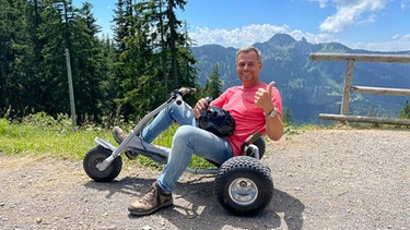 Michael Sporer startet am Stümpfling am Spitzingsee mit seinem Berg-Kettcar | Bild: BR