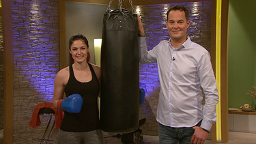 Moderator Dominik Pöll mit Studiogast und Kickbox-Weltmeisterin Marie lang | Bild: BR