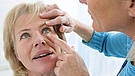 Eine Augenärztin untersucht das Auge einer Patientin. | Bild: picture-alliance/dpa