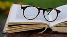 Brille auf Buch | Bild: mauritius-images