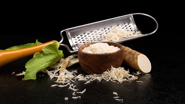 Fresh grated horseradish roots and grater on black background. Homemade wassabi. | Bild: picture alliance / Zoonar | Eskymaks
