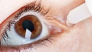 Aus einer Pipette tropft ein Tropfen Flüssigkeit in ein geöffnetes Auge. | Bild: colourbox.com