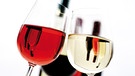 Rotweinglas und Weißweinglas | Bild: mauritius-images