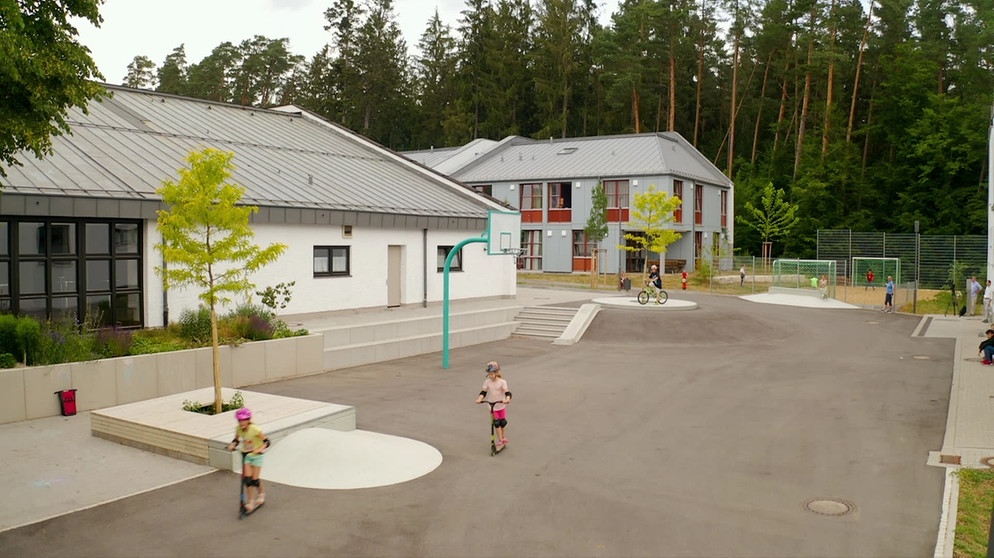 Spielplatz statt Schotterplatz für heilpädagogische Einrichtung in Schwarzenbruck | Bild: BR