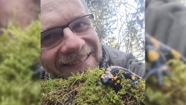 Biologe Thomas Gerl mit Salamander | Bild: Thomas Gerl