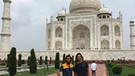 Agra: eines der bisher schönsten Etappenziele für Julian und Nico! Am Stadtrand erhebt sich der Taj Mahal, ein ca. 58 Meter hohes und 56 Meter breites Mausoleum - und eines der berühmtesten Bauwerke der Welt. Perfekte Kulisse für ein "Pasta Gorilla"-Porträt! | Bild: Nico und Julian Schmieder
