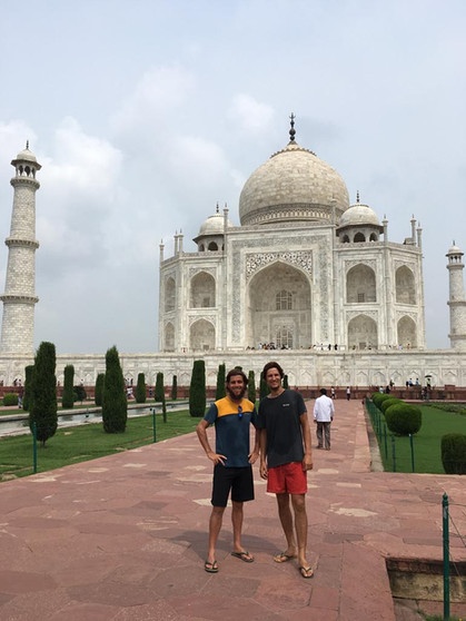 Agra: eines der bisher schönsten Etappenziele für Julian und Nico! Am Stadtrand erhebt sich der Taj Mahal, ein ca. 58 Meter hohes und 56 Meter breites Mausoleum - und eines der berühmtesten Bauwerke der Welt. Perfekte Kulisse für ein "Pasta Gorilla"-Porträt! | Bild: Nico und Julian Schmieder