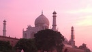 Die abendliche Stimmung rund um den Taj Mahal genießen Julian und Nico bei einem Bummel in Agra. | Bild: Nico und Julian Schmieder