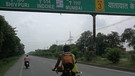 Gwalior: Auf dem Straßenschild wird zwar der WEg nach Mumbai angezeigt, aber die "Pasta Gorillas" radlen stattdessen tiefer ins Herz Indiens. | Bild: Nico und Julian Schmieder