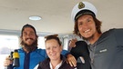 Ein paar radfreie Tage verbringen Julian und Nico in Akaroa. Hier treffen sie eine Freundin: Kathy. Sie ist Skipper und zeigt den beiden Brüdern gerne ihren Arbeitsplatz.  | Bild: Nico und Julian Schmieder