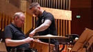 Trommelbauer Philipp Schwab (rechts) baute eine Trommel für die Nürnberger Symphoniker | Bild: BR