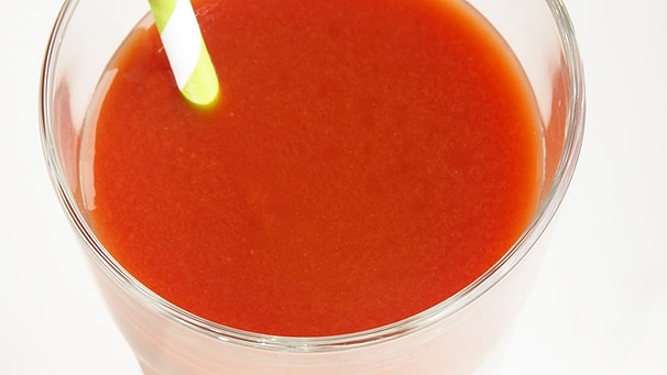 Ein Glas Tomatensaft mit einem Strohhalm | Bild: colourbox.com