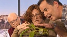 Andreas Modery, Barbara Schöneberger und Dominik Pöll an der fleischfressenden Pflanze | Bild: BR