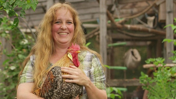 Carola mit einer Henne auf dem Arm | Bild: BR Fernsehen
