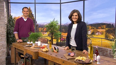 Moderator Dominik Pöll mit Ernährungsexpertin Jutta Löbert  | Bild: BR