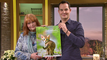 Dominik Pöll mit Katzenbaby-Kalender | Bild: BR