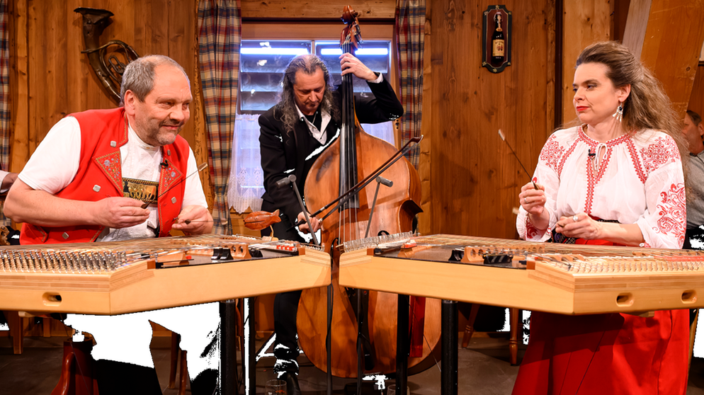 Trio Anderscht bei den Wirtshausmusikanten beim Hirzinger. | Bild: BR / Ralf Wilschewski