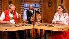 Ein musikalischer Wirbelwind fegt mit dem Trio Anderscht aus dem Appenzell im „Gasthof beim Hirzinger“ durch den Saal. | Bild: BR/Ralf Wilschewski