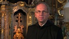 Abt Markus Eller vor dem Scheyrer Kreuz | Bild: BR